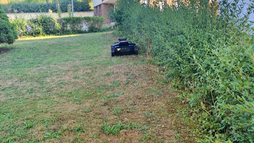 Segway Navimow X420: Großer und schwerer Allrad-Mähroboter mit RTK- und Kamera-Navigation für Rasenflächen bis 2000 m², 42 cm Schnittbreite, lenkbare Vorderräder, aber ohne Kantenschnittoptimierung.