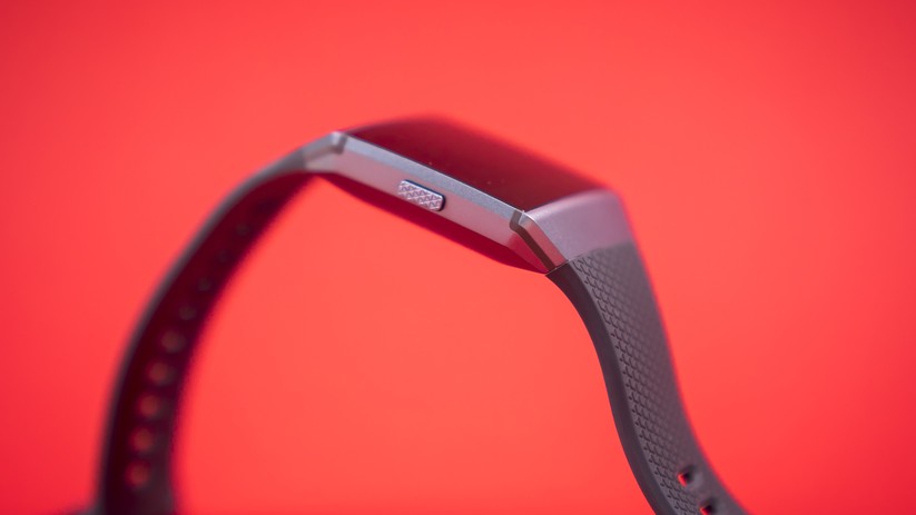 Das Gehäue der Fitbit Ionic ist aus 6000er-Aluminium und nahtlos gestaltet.