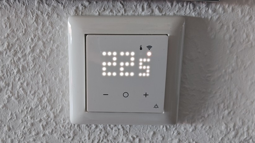 Eberle UTE-3500: Smartes Thermostat für wassergeführte Fußbodenheizungen. Dank Matter-Unterstützung kann es von vielen Smart-Home-Zentralen gesteuert werden.