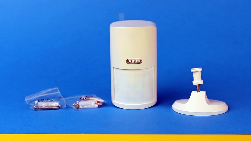 Das Gehäuse des Bewegungsmelders wird in die runde Wandhalterung eingeclipst, die für die Befestigung mit Schrauben gedacht ist.