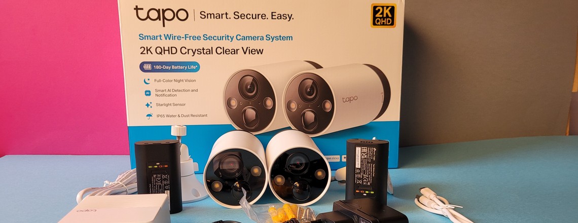 TP-Link Tapo C420S2: Lieferumfang mit zwei Kameras und einem Hub sowie Netzteile, Kabel und Zubehör