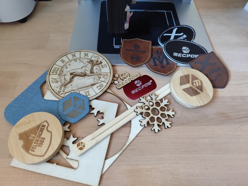 Mecpow M1 - Eine Auswahl der im Test gravierten und geschnittenen Materialien.