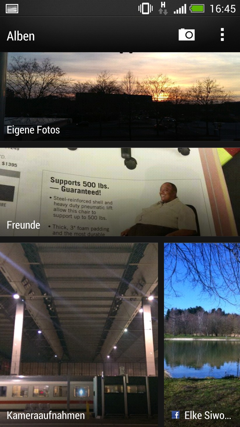 Ungewöhnlich und zuweilen nervig: Hier im Hauptmenü der Alben-App laufen scheinbar wirr Facebook-Fotostrecken von Freunden ein.