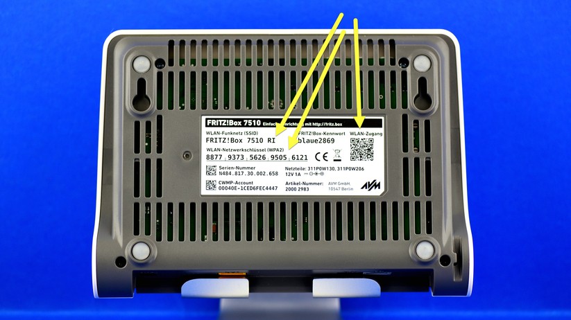 Der WLAN-Zugang in die Box hat ab Werk mit den Daten an den zwei linken Pfeilen geklappt. Alternativ kann man ein Smartphone auf den QR-Code halten und die WLAN-Zugangsdaten werden mühelos ins Handy eingelesen.