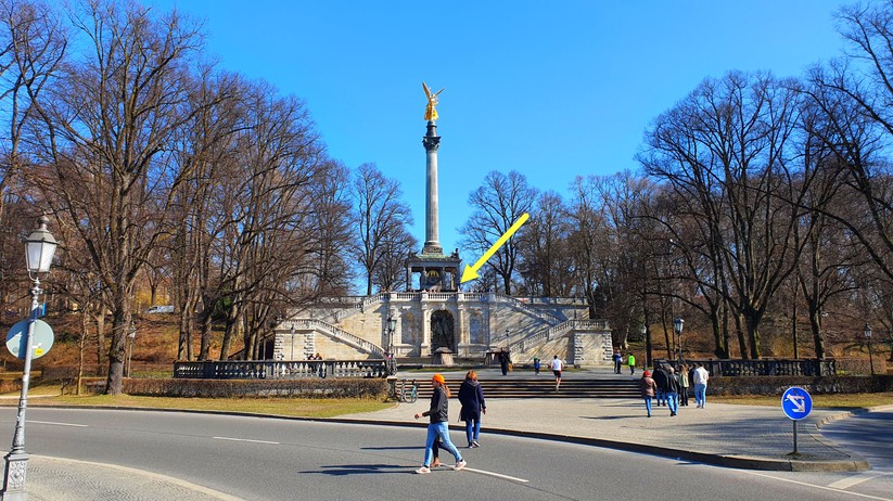 Der erste Messpunkt liegt am Ostufer der Luitpoldbrücke: Da haben wir direkte Sicht und 101 Meter Distanz zum Friedensengel. Da kann das Handy noch beide WLAN-Stationen sehr gut erkennen.