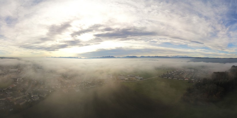 Eindrucksvolle Aufnahmen sind auch bei schlechtem Wetter möglich. Hier eine Drohne über dem morgendlichen Bodennebel.