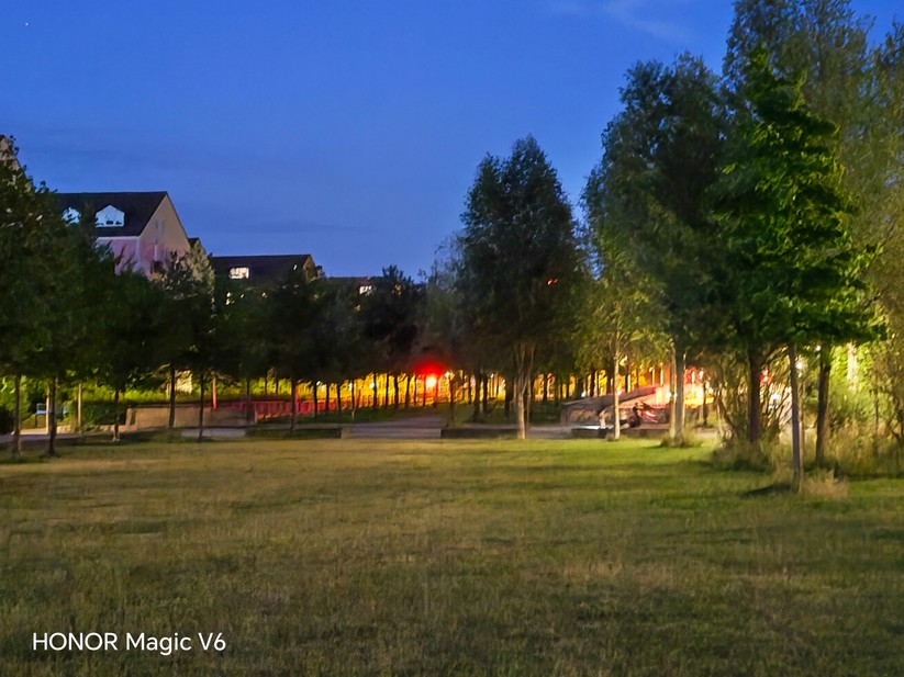 Honor Magic V6: Telelinse bei Nacht (3x Zoom)
