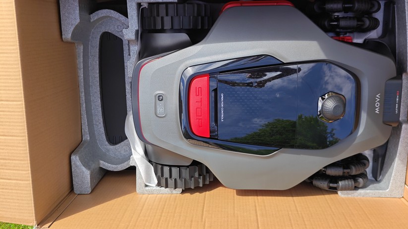 Mova Lidax Ultra 1000 AWD: Lidar-Mähroboter mit 40 cm Schnittbreite und 243 Wh-Akku. Das schwimmende Mähdeck wird beim Randmähen seitlich ausgefahren, sodass im optimalen Fall nur ein Rand von unter 5 cm ungemäht bleibt. Etwas Nacharbeit mit einem Rasentrimmer ist also an Rändern nötig.