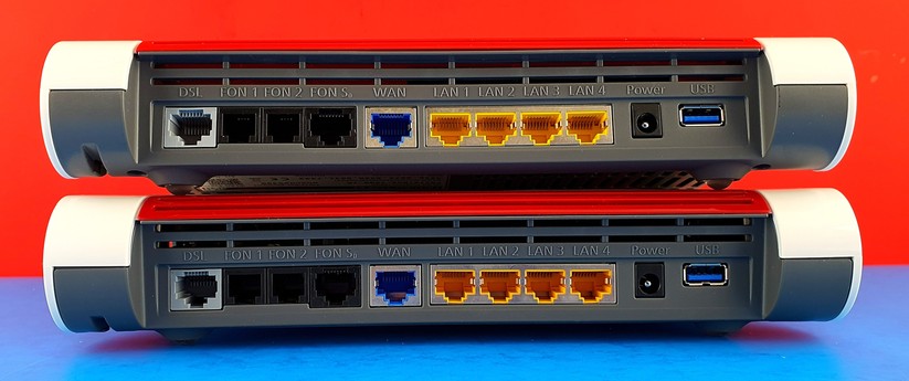 Unten liegt die alte WiFi-5-Fritzbox 7590 (AC+N): Ihre vier LAN-Buchsen wirken Dunkelgelb-Orange. Oben die neue WiFi-6-Fritzbox 7590 AX: Deren LAN-Ports wirken Hellgelb. Der Rest der Buchsen sieht identisch aus (Bild: Harald Karcher).