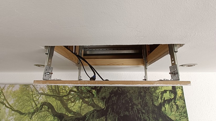 DIY Heimkino mit Beamerlift und Motorleinwand