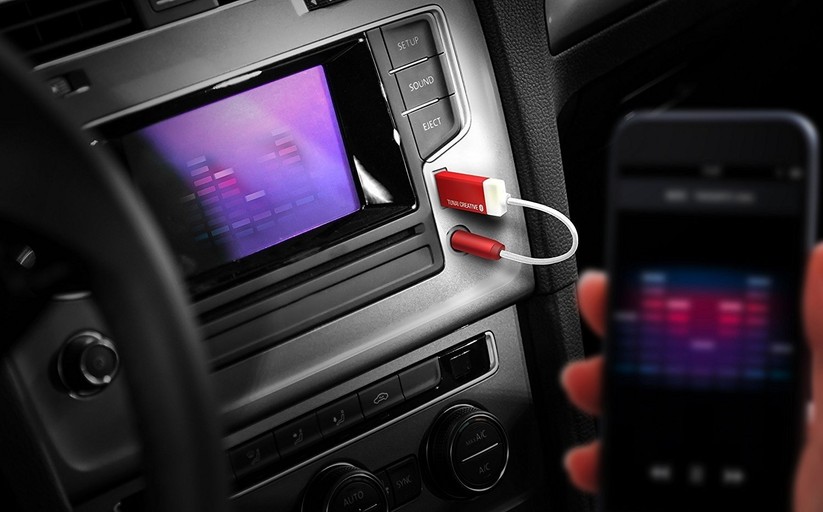 Sitzen im Auto eine USB-Buchse und der Aux-Eingang nebeneinander ist Firefly schnell einsatzbereit.