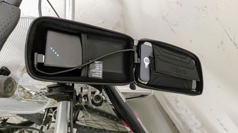 Lenkertasche mit Powerbank und Smartphone