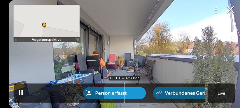 Ring Stick Up Cam Pro Akku: Die Aufnahmen bieten viele Details. Nachts bietet die Kamera eine farbige Nachtsicht ganz ohne Zusatz-LED. Allerdings gehen einige Details verloren und etwas grünstichig ist das Bild ebenfalls.