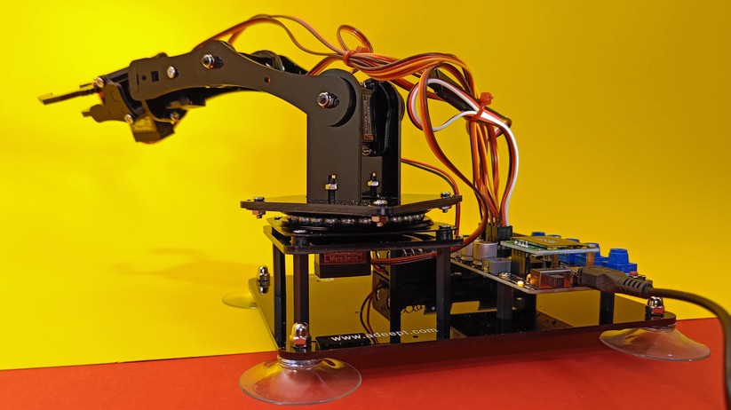 Elektrischer Roboterarm von Adeept.