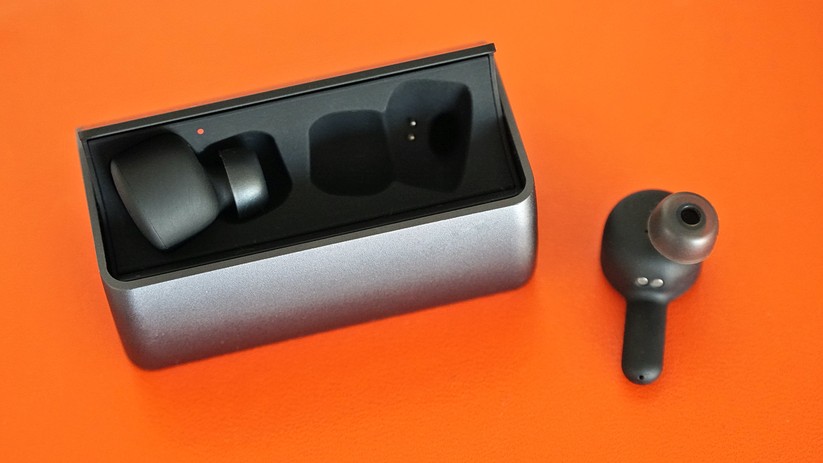 Die RHA True Connect samt Ladeschale