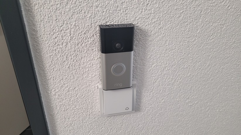 Ring liefert mit der neuen Battery Video Doorbell eine Video-Türklingel, die eine Auflösung von 1440 × 1440 Punkte bietet und mit einem großen Sichtfeld von 150° horizontal und 150° vertikal eine Kopf-bis-Fuß-Ansicht realisiert.