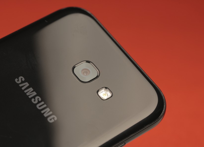 LED-Blitz und Kamera stehen nicht über das Gehäuse heraus – sehr gut.