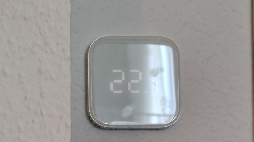 Meross MTS215B: Aus bestimmten Blickwinkeln sind Fingerabdrücke auf der Glasfront zu erkennen.