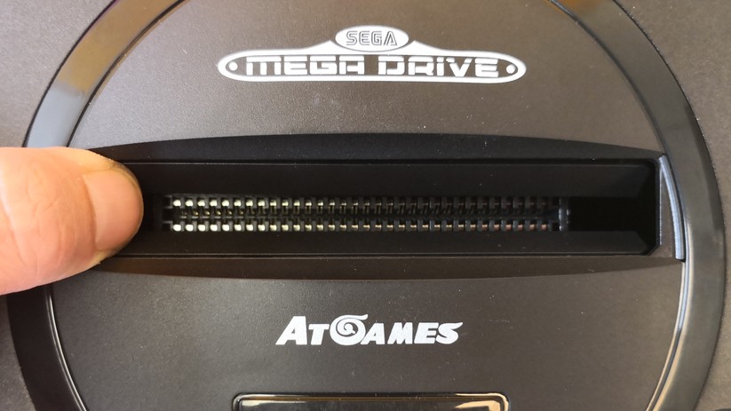Dank des Cartridge-Slots funktionieren auf der Retrokonsole auch die originalen Mega Drive Spiele.