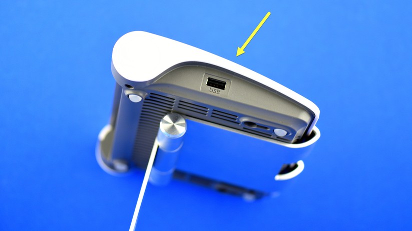 Links außen sitzt die USB-Buchse. Nur USB-2.0, was vielleicht sogar sinnvoll ist, weil USB-3.0 auf 2500 MHz stört, was ja ganz dicht am oberen Ende des 2,4-GHz-WLAN-Bereiches liegt.