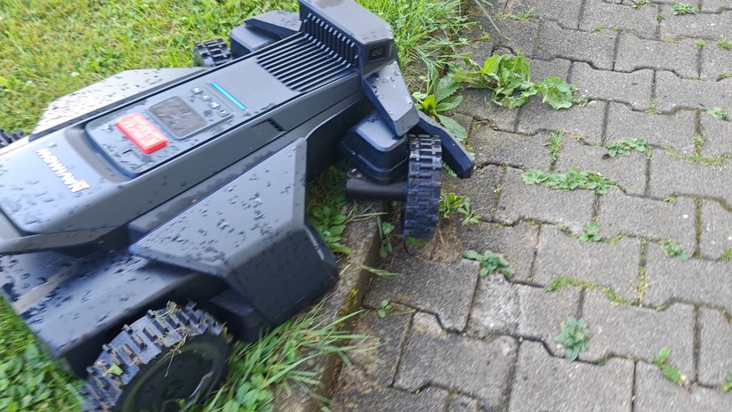 Gelegentlich überfährt der X420 die kartierte Rasengrenze und bleibt dabei hin und wieder hängen. Allerdings kann er sich aus Bereichen mit einem Höhenunterschied von bis zu 7 cm eigenständig befreien.