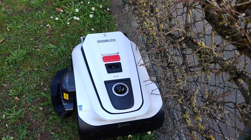 Der Ecovacs Goat A3000 LiDAR bietet eine Schnittbreite von 33 cm und integriert einen Rasentrimmer. Letzterer muss nach dem Auspacken mit einem langen Kreuzschlitz-Schraubenzieher montiert werden.