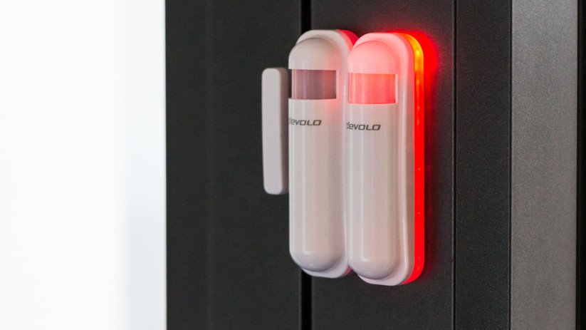 Magnetkontakt links, Bewegungsmelder rechts. Verwechslungsgefahr: Beide Module sind erstaunlich klein und im identischen Gehäuse verbaut. Der Bewegungsmelder zeigt mit der roten LED an: Ich habe gerade etwas erkannt.