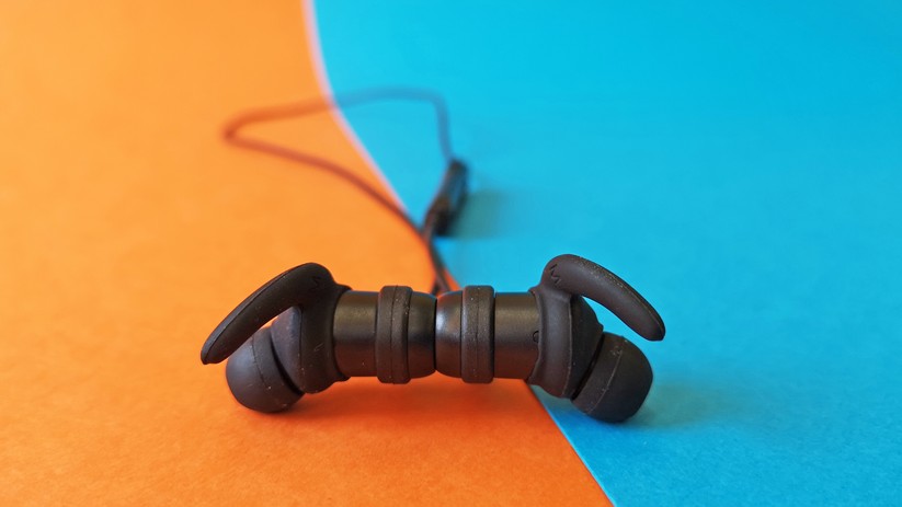 Die Ohrstöpsel sind magnetisch und nach IPX5 geschützt.