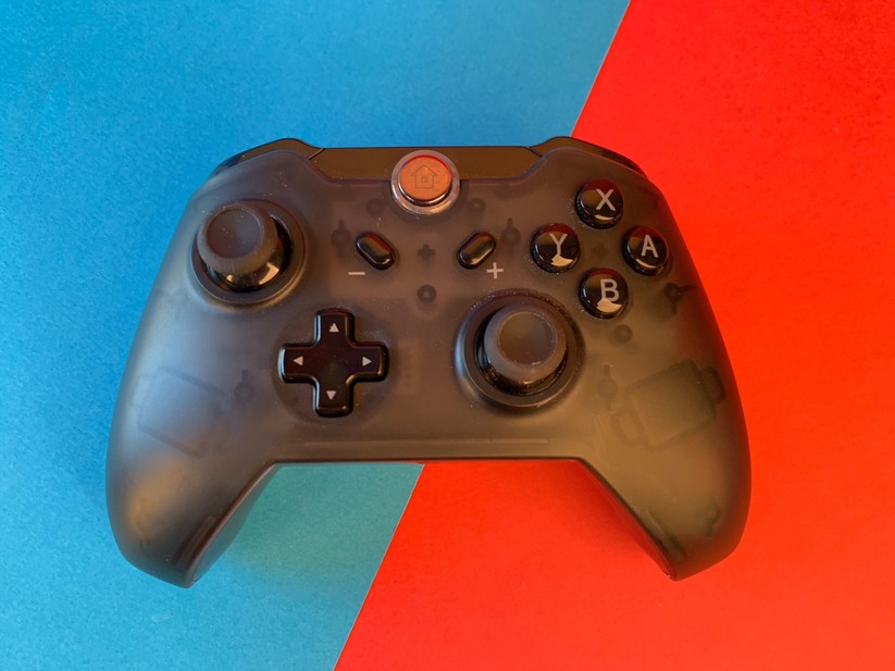 Optisch sieht der No-name-Controller dem Modell für die Xbox One sehr ähnlich