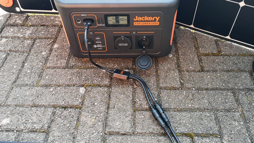 Bei der Verwendung zweier Paneels kommt der beigelegte Adapter zum Einsatz.