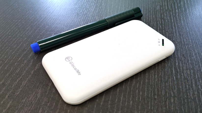 Der Kauf-Hotspot GlocalMe Upp 4G hat einen Akku, eine integrierte eSim und Platz für eine weitere SIM-Karte.