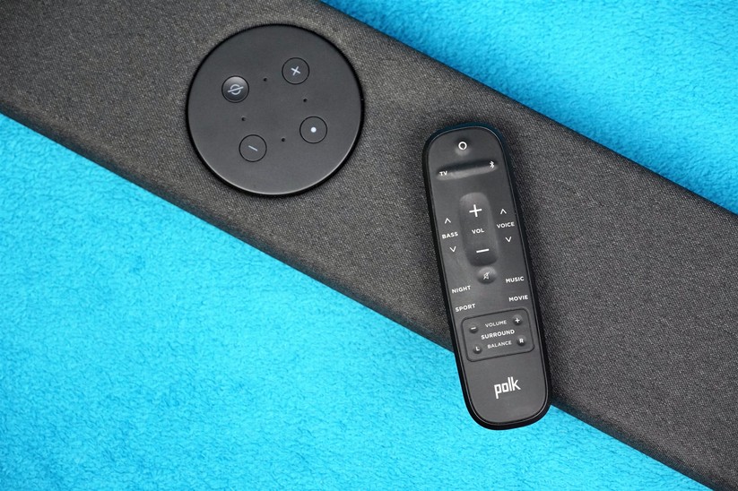 Polk React: Die Bedienung gelingt nicht nur per Sprache, sondern auch mittels Fernbedienung und über die Oberseite der Soundbar.