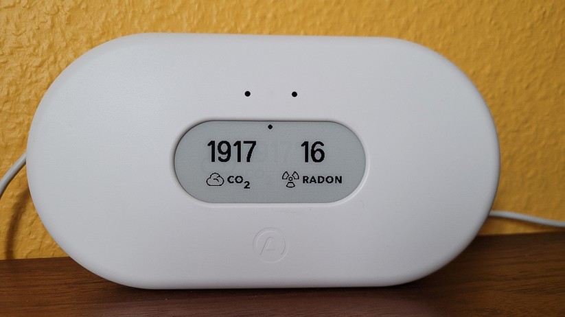 Airthings View Plus: Ab einer CO2-Belastung von mehr als 1400 ppm sollte man die Fenster zum Lüften öffnen.
