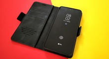 Samsung Galaxy S23 in Schutzhülle aus Leder