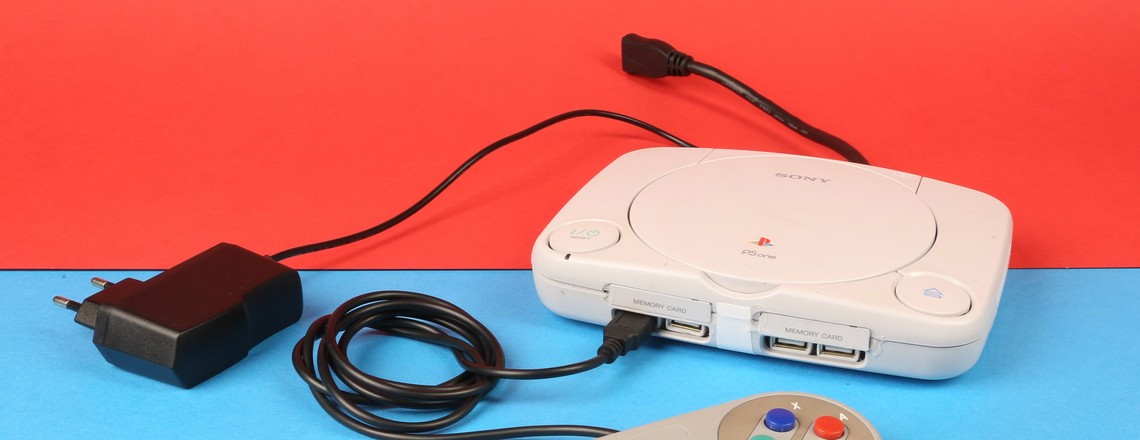 Wir haben unseren Raspberry-Pi in einem alten Playstation-One-Gehäuse verbaut.