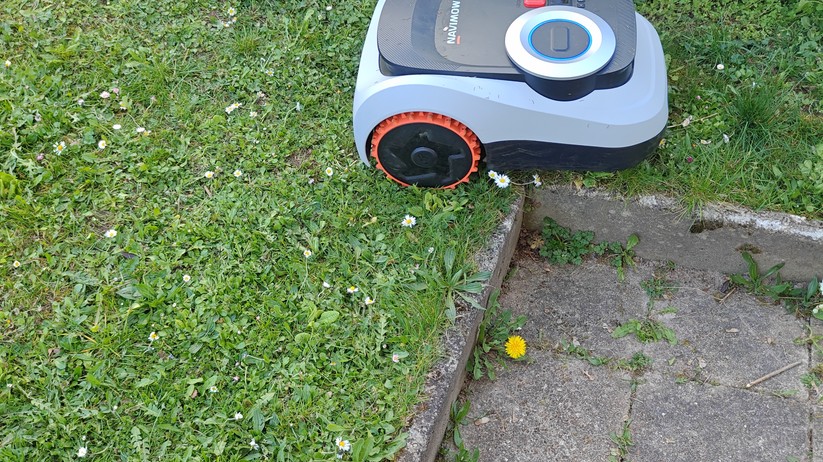 Segway Navimow i208 LiDAR: Unsere Engstelle passiert er im Test nicht zuverlässig. Einmal ist er gar umgekippt.