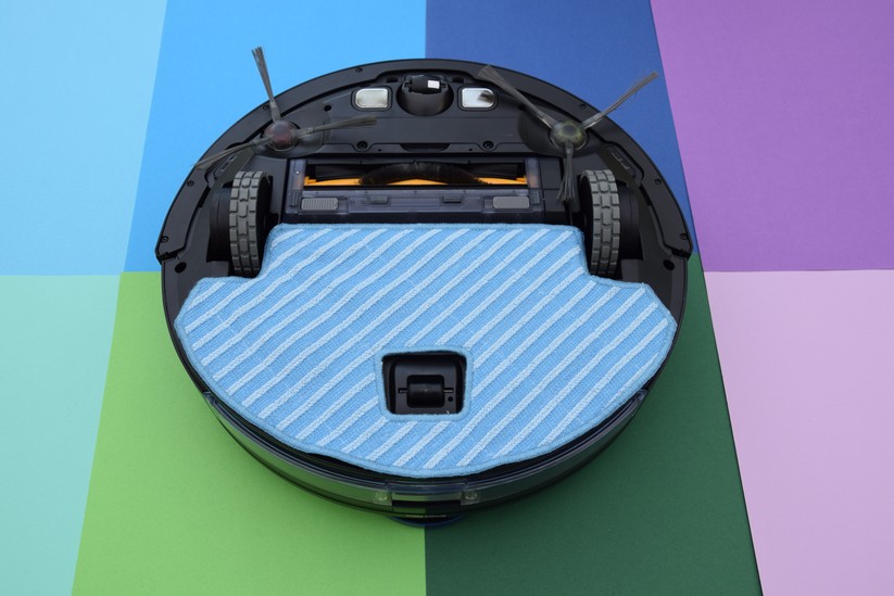 Auf der Unterseite lässt sich ein Mopptuch anbringen, anschließend schaltet der Roboter in den Wischmodus. 