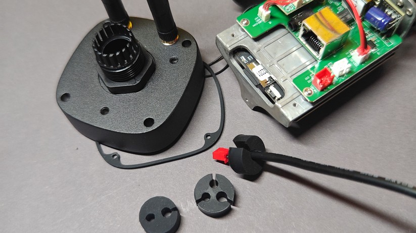 Instar IN-9808 4K im Test: Für die Verkabelung muss man die Überwachungskamera auseinandernehmen. Die Anschlüsse liegen somit geschützt im Inneren von Kamera und Halterung, sodass bei optimaler Installation keine Kabel sichtbar sind. Das verbessert nicht nur die Optik, sondern erschwert auch Manipulationen wie das Durchtrennen von Leitungen. 