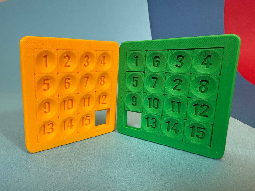 Sliding Puzzle: In grün hat's der Bambu P1S gedruckt, in gelb der Snapmaker U1, in der Ausführung mit 0,15 mm Abstand zwischen den beweglichen Teilen. Der Bambu-Druck funktioniert wie aus dem Bilderbuch, der Snapmaker-Druck ist festgebacken. Der Fairness halber: Mit 0,2 mm Abstand funktioniert das Sliding Puzzle auch beim Snapmaker wie eine Eins.