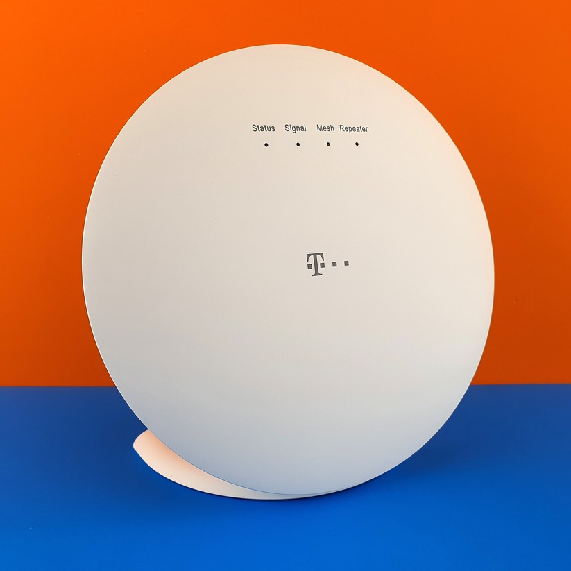 Das matte Weiß der Telekom Speed Home WiFi Funker fügt sich gut in die meisten Wohnambiente ein (Bild: Harald Karcher).
