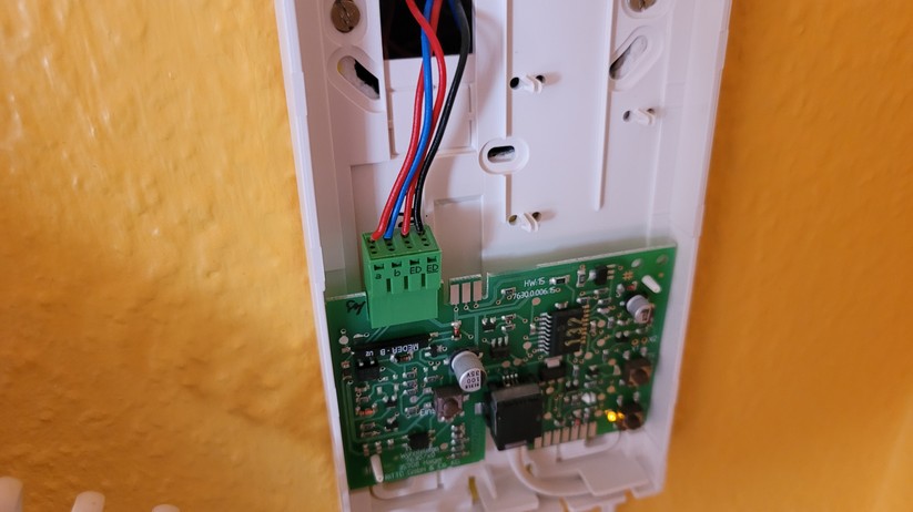 Reolink Video Doorbell: Für die korrekte Spannung (24 Volt DC oder 12–24 Volt AC, 50/60 Hz) müssen allerdings Kabel der vorhandenen Anlage überbrückt werden.