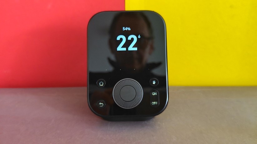 Anwender können mit dem Hub 3 Switchbot-Geräte über einen Touch-Bildschirm und einen Drehregler steuern. Der Hub integriert auch viele Infrarot-Fernbedienungen, sodass alte Geräte smart werden. Als Matter-Bridge kann er viele Geräte auch an andere Plattformen wie Apple Home und Home Assistant weiterreichen.