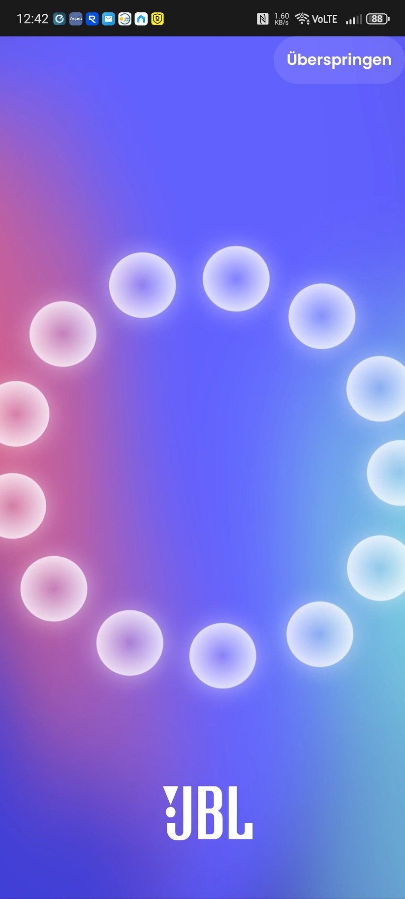 Die App JBL One bietet nicht nur umfangreiche Hilfen zur Abstimmung und Aufstellung der Soundbar, sondern integriert auch zahlreiche Streamingdienste.