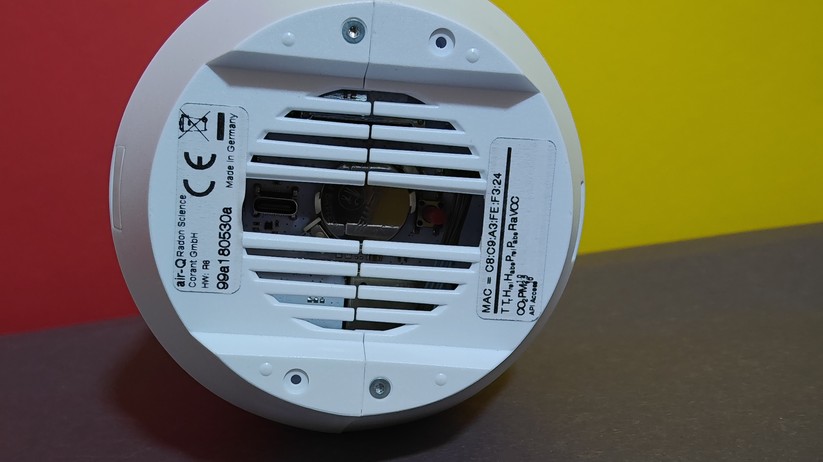 Air-Q Radon: Der Luftgütesensor misst in der Standardausstattung Radon, VOC, Temperatur, Luftfeuchtigkeit und Luftdruck. Der Air-Q Radon Science kann hingegen mit bis zu 11 Sensoren ausgestattet werden (Radon, VOC, Temperatur, Luftfeuchtigkeit, Luftdruck, CO₂, Feinstaub PM1, PM2.5, PM4, PM10, Partikelgröße).
