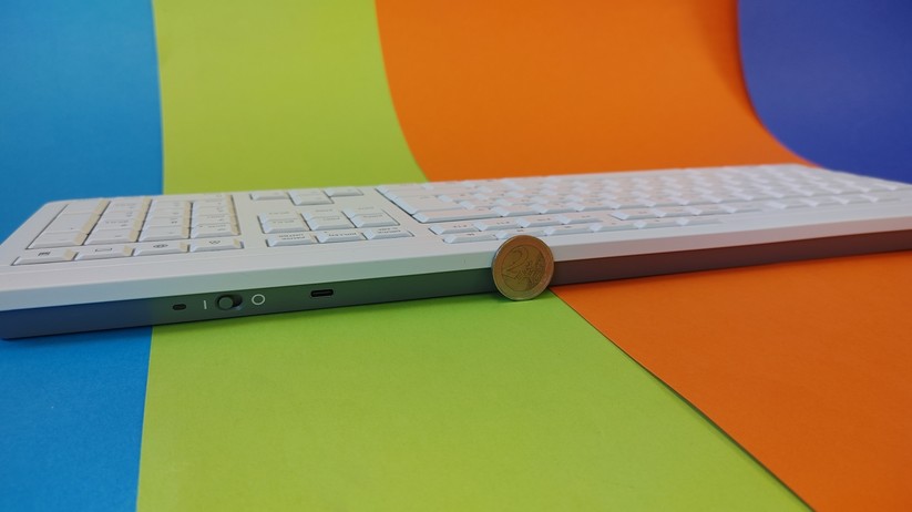 Die Tastatur ohne ausgeklappte Ständer. 