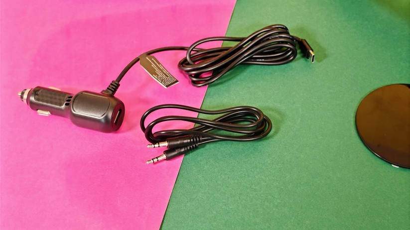 Ladegerät und AUX-Kabel