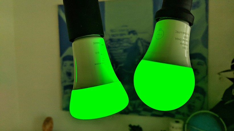 Links Hue, rechts Tint: Auch das für andere Hersteller so schwierige Grün stellen die Tint- ähnlich gut dar wie die Hue-Leuchten.