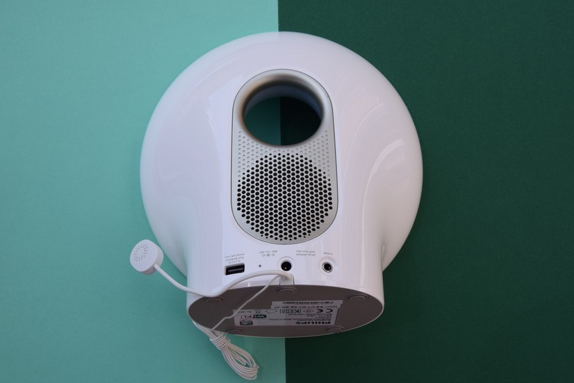 Auf der Rückseite befinden sich die Anschlüsse und der Lautsprecher. USB-, Strom- und AUX-Anschluss sind unter dem Lautsprecher angebracht.