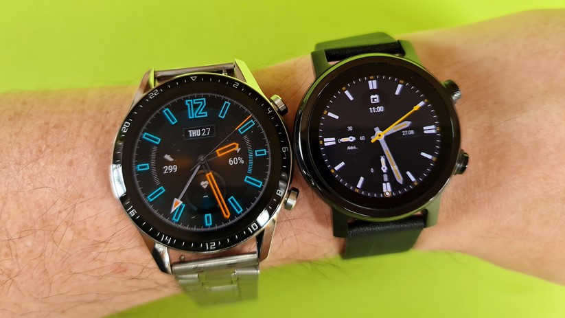 Das Display der Moto 360 (re.) ist gut, aber durch den breiten Rand im Gegensatz zur Huawei Watch GT2 (li.) zu klein