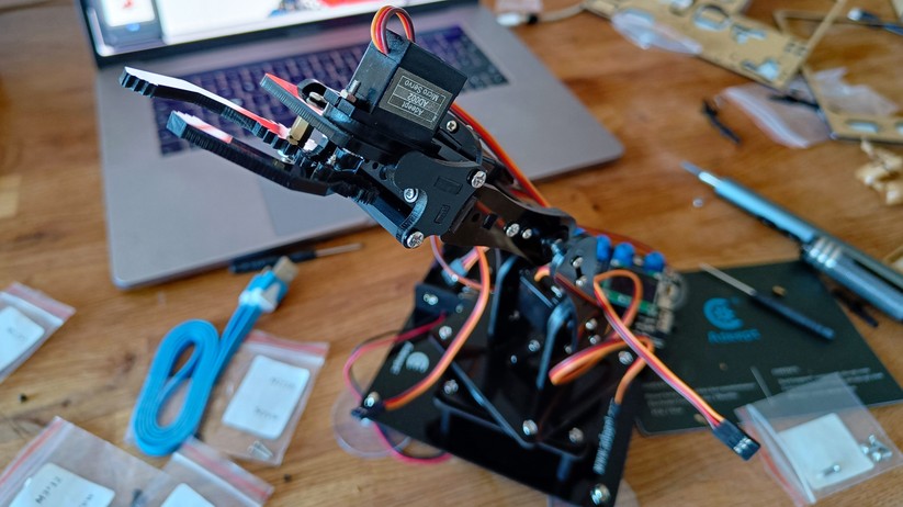 Elektrischer Roboterarm von Adeept.